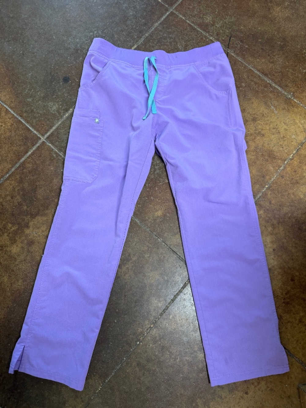 Figs women’s Kade cargo straight leg scrub pants